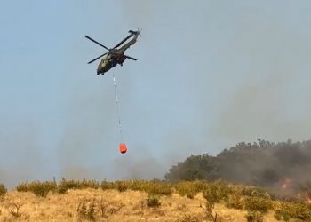 Zjarri në Llogara, ndërhyhet nga ajri me helikopter