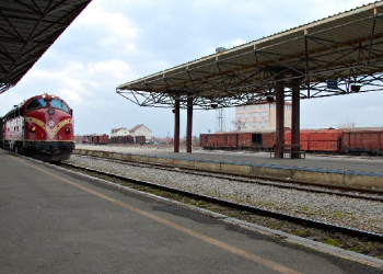 Po flinin mbi shina, tre emigrantë përplasen nga treni në Greqi