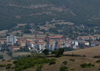 “Të rinjtë ëndërrojnë Anglinë”, gazetarët britanikë zbarkojnë në Has: Vajzat kanë mbetur beqare se…