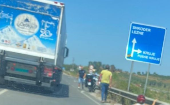 Makina përplas motorin në Rinas, dy turistët në gjendje të rëndë 