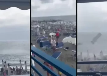 VIDEO/ Tornado erdhi nga deti dhe ngriti gjithçka në ajër, njerëzit vrapojnë për të shpëtuar