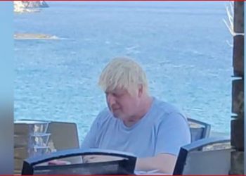 Opozita “vlon” në Britani, Boris Johnson shijon pushimet në ishullin grek (FOTO)
