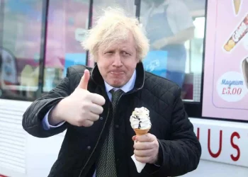 Vendi në mes të krizës, pushimet e Boris Johnson shkaktojnë “zhurmë” në Britani