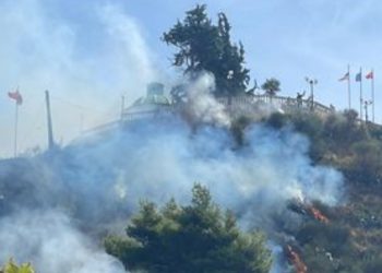 Zjarr në ‘Kuzum Baba’, rrezikohet vendi i shenjtë i Bektashinjve dhe 10 banesa