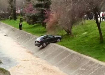 Aksident në Tiranë, makina përfundon në lumin e Lanës