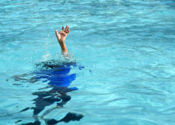 E reja rrezikoi të mbytej në pishinë, policia: Administratori i restorantit është në kërkim