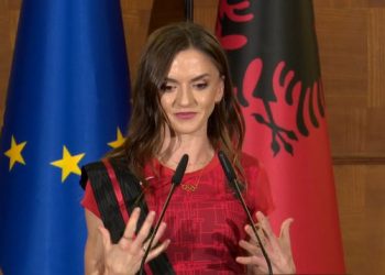 Ceremonia në Tiranë, gazetari i njohur: Merret “peng” Luiza Gega