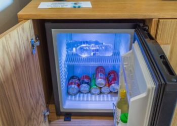 Kishin fshehur drogën në minibarin e hotelit, policia italiane arreston 2 shqiptarët