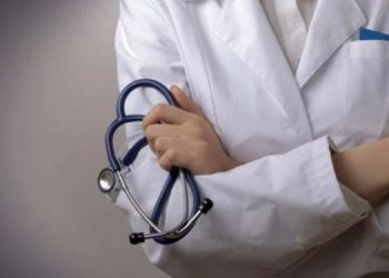 E rëndë/ Abuzoi seksualisht me pacientin, mjeku var veten në qelinë e tij