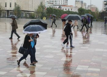 Reshje shiu gjatë paradites, surprizat e motit sot, si do të luhaten temperaturat