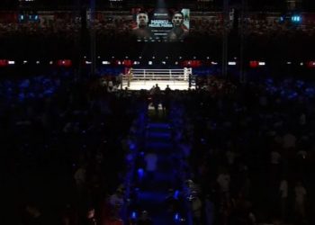 Live/ Florian Marku pritet të zbres në “Air Albania”, stadiumi mbushet me tifozë