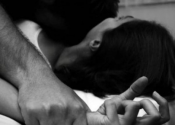 E rëndë! Djali sulmon se*sualisht nënën e tij, ndërhyn një tjetër familjar dhe…