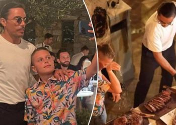 Nusret gatuan së bashku me fëmijët e një familjeje nga Kosova në Mykonos