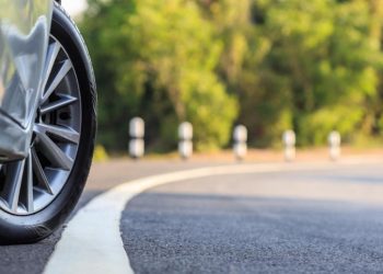 Nuk e dinit? Ja pse nuk duhet ta lini kurrë makinën me timonin e prerë në parkim