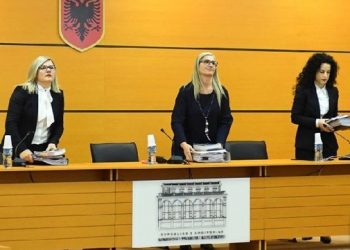 Avokati kërkoi shtyrjen e seancës, KPK vendos për fatin e prokurorit Breçani