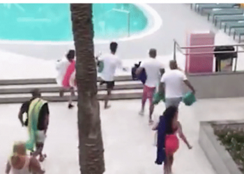 “Luftë” për shezlonge, vendasit “shtypin” turistët (Video)