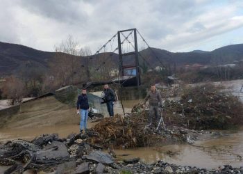 Në mjerim prej kohësh ura në Polis Valë të Elbasanit, banorët: Shteti nuk ekziston këtu