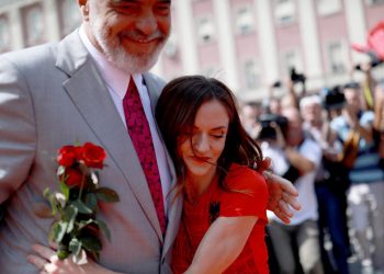 “Mexhelisi politik është kthyer në çmendinë”, Rama u përgjigjet kritikëve për Luiza Gegën