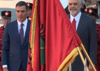 Kryeministri spanjoll pritet me ceremoni zyrtare nga Rama