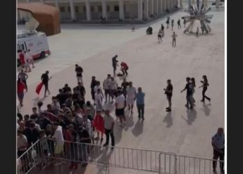 Gati të nisë ndeshja/ Momentet kur tifozët e parë hyjnë në stadium për të mbështetur Florian Markun (FOTO)