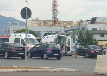Makina përplaset me semaforin në dalje të Tiranës, mbërrin ambulanca