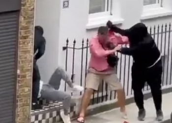 Si në filma, grabitësit sulmojnë me thikë gruan dhe shtrijnë për tokë burrin (VIDEO)