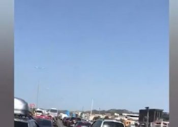 Video/ Bllokohet qarkullimi në autostradën Tiranë-Durrës, krijohet radhë kilometrike mjetesh