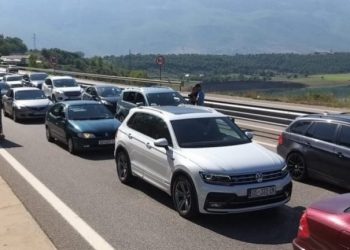 Fluks turistësh nga Kosova, trafik i rënduar në Rrugën e Kombit