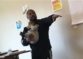 Gjest i veçantë/ Profesori kujdeset për fëmijën e studentes gjatë orës së mësimit (Video)