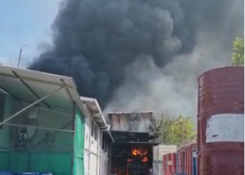 E fundit/ Përfshihet nga flakët fabrika e sfungjerit