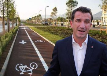 Reklamë me taksat e qytetarëve për të shitur korsitë bosh të biçikletave  