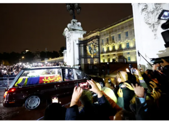 Dita e 5-të e homazheve, arkivoli i Mbretëreshës pritet me brohoritje në Buckingham