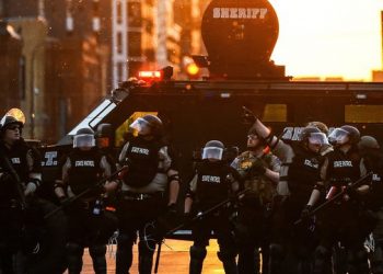 Po përpiqeshin ta ndalonin, 20-vjeçari plagos me thikë dy policë