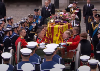 Arkivoli i Mbretëreshës Elizabeth lë Westminster, niset drejt Hall Westminster Abbey