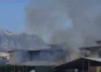 Zjarr i madh pranë një karburanti në Krujë, alarmohen banorët (VIDEO)