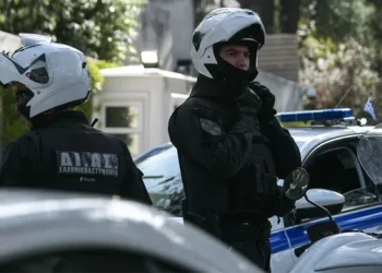 Sulmoi policinë gjatë një aksioni antidrogë, plagoset 30-vjeçari shqiptar