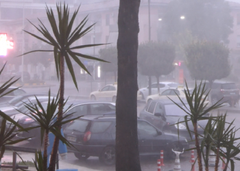 Moti i keq në Elbasan/ Bllokohen rrugët, ndërpritet energjia elektrike