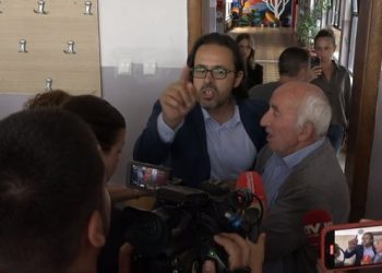 “Ndizet” protesta e arsimtarëve, mësuesit tentojnë të sulmojnë kryetarin e SBAShK-ut