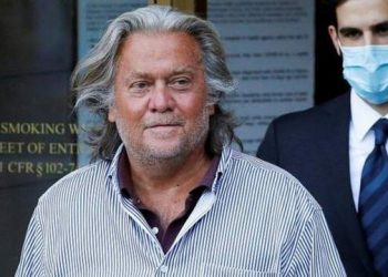 Mashtrim dhe pastrim parash, ish-ndihmësi i Trump paditet me akuza shtetërore