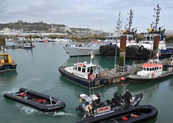 Me varka duke rrezikuar jetën, rritet numri i shqiptarëve që ikin në Angli (VIDEO)
