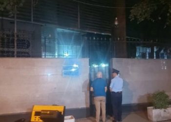 Tym dhe flakë në ambientet e brendshme të ambasadës iraniane, dyshohet se digjen dokumente