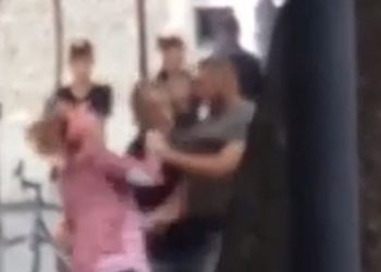 Burri dhunon gruan në mes të Ersekës (Video)