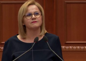 “Shqiptarët punojnë në shtëpi bari”, deputetja e PS fajëson Britaninë: Përgjegjësi e shtetit pritës