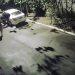 Video/ Grabitësit nxjerrin çiftin lakuriq në rrugë dhe u marrin makinën