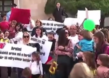 Protesta për mbylljen e kopshtit turk, prindërit përplasen me efektivët: Ushtarët e kriminelit…(VIDEO)