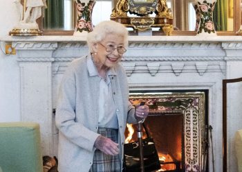 Kryeministrja britanike merr letrën urgjente, Mbretëresha Elizabeth II në gjendje të rëndë