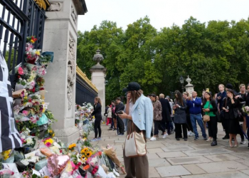 Lot dhe trishtim, mijëra njerëz i bëjnë homazhe Mbretëreshës (VIDEO)