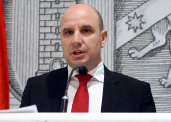 Dritan Agolli i FSHZH bën “rrush e kumbulla” paratë e shqiptarëve