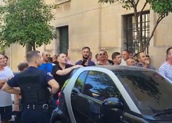 Familjarët u sulen autorëve që vranë biznesmenin shqiptar në Greqi: Të kalben në burg! (Video)