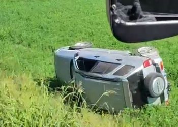 Makina del nga rruga në Lezhë, plagoset shoferi